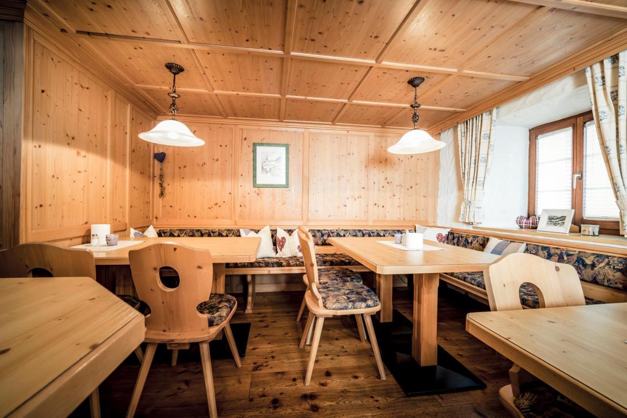 Pension Der Steinbock - Das 300 Jahre Alte Bauernhaus - Tirol ซังคท์อันทอนอัมอาร์ลแบร์ก ภายนอก รูปภาพ