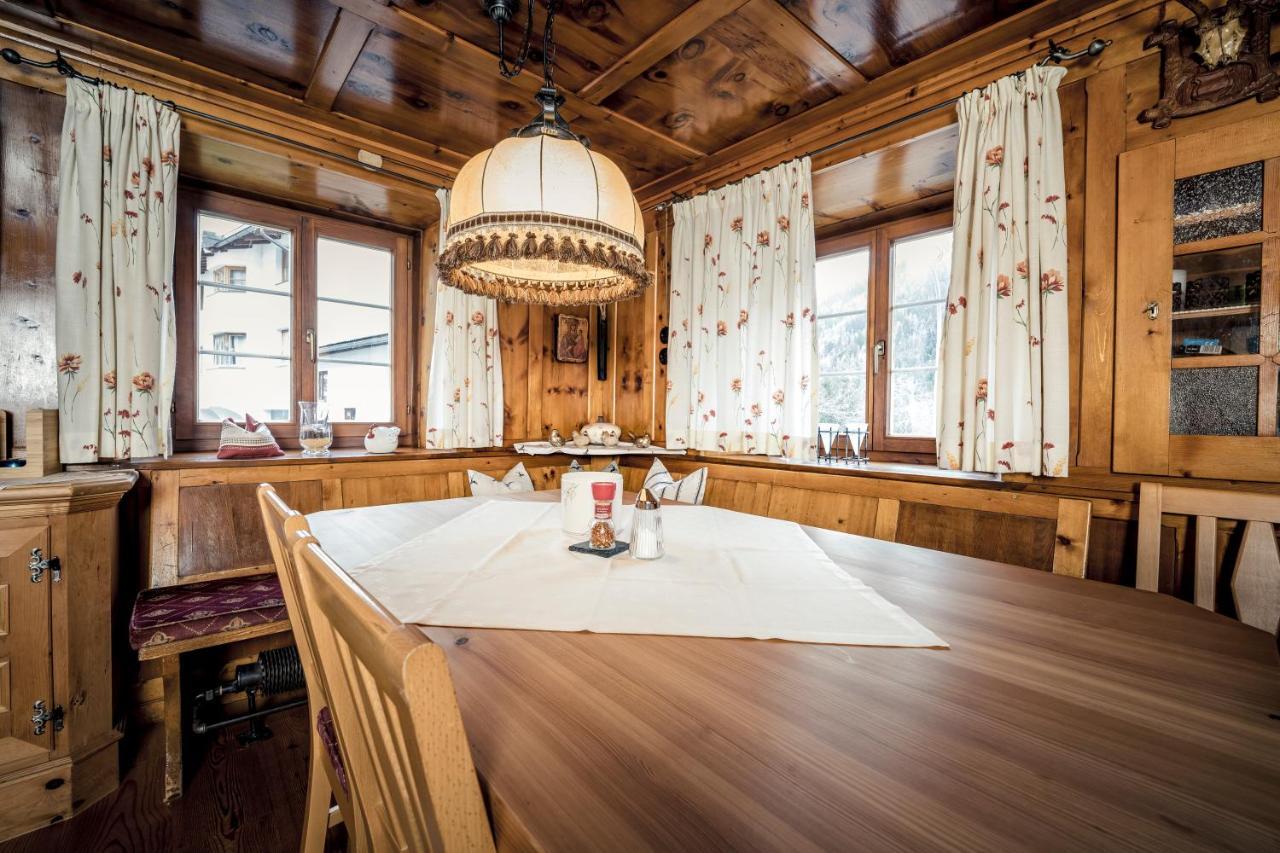 Pension Der Steinbock - Das 300 Jahre Alte Bauernhaus - Tirol ซังคท์อันทอนอัมอาร์ลแบร์ก ภายนอก รูปภาพ