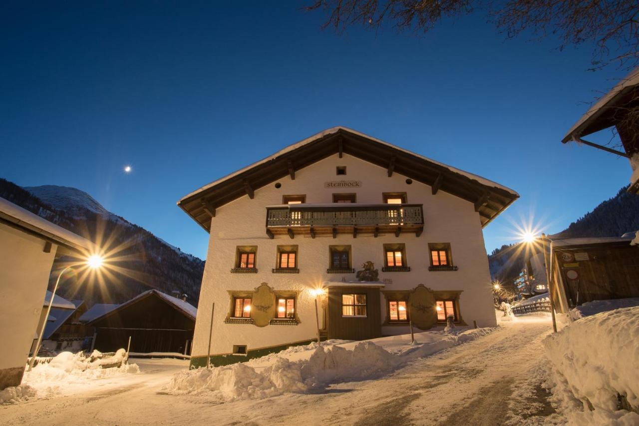 Pension Der Steinbock - Das 300 Jahre Alte Bauernhaus - Tirol ซังคท์อันทอนอัมอาร์ลแบร์ก ภายนอก รูปภาพ